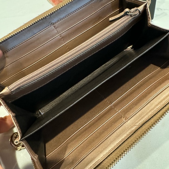 Authentic Gucci patent Guccisima zippy wallet - Picture 10 of 13